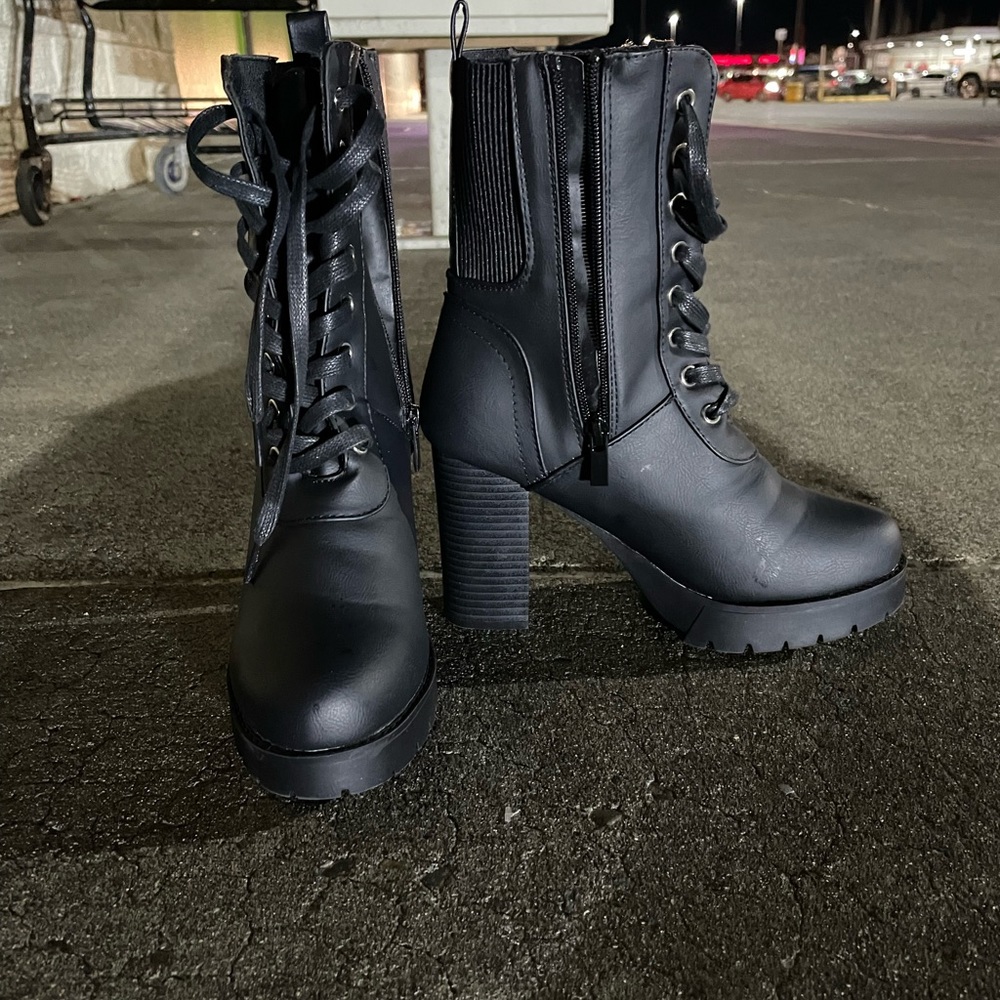 Woman’s boots Sz 6 1/2